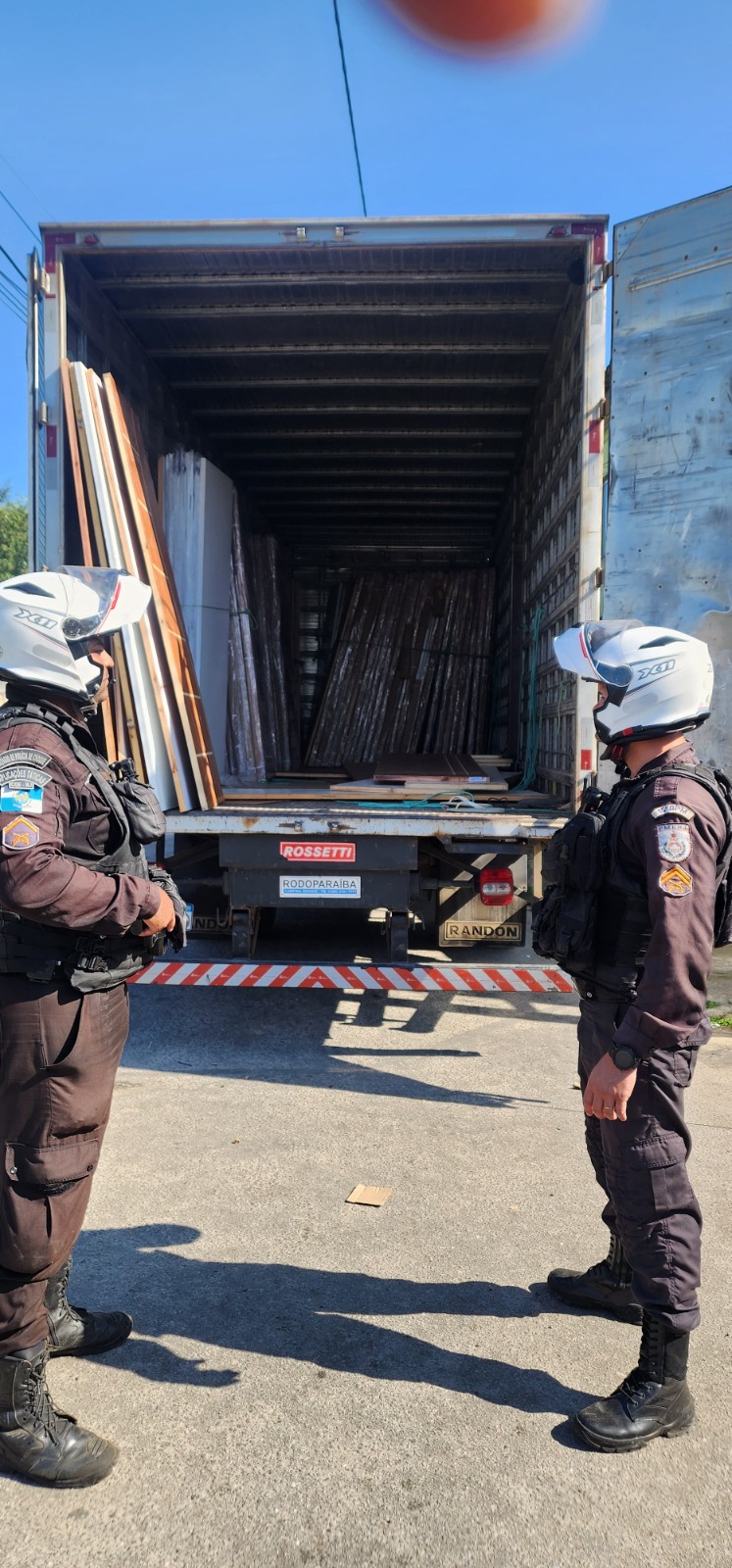 PM recupera caminhão com carga roubada e liberta motorista e ajudante que haviam sido rendidos por criminosos em Caxias